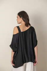 Blusa italiana gris de viscosa, lisa, con corte irregular y un hombro descubierto. De calce holgado.