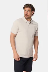 Remera polo azul de piqué liso, con cuello de rib y botones personalizados.