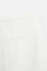 Bermuda negra regular fit confeccionada en tejido de algodón con estructura. Cintura elástica ajustable con cordón, bolsillos laterales y bolsillo trasero de vivo.