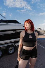 Short de lycra negro de tiro medio, con diseño ajustado.