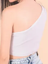 Blusa blanca de un solo hombro, corte crop top y tejido acanalado.