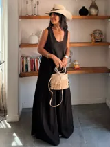 Vestido largo blanco, tipo solera, con escote en V y corte amplio y fluido.