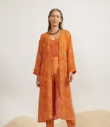 Kimono largo color naranja con estampado de rayas blancas diagonales, mangas largas y lazo para atar en la cintura.