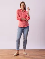 Camisa blanca de algodón marca Zac & Rachel, con cuello con solapa, abertura central con botones, delantera tableada y laterales elastizados.