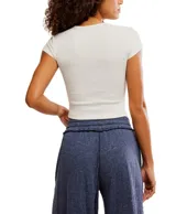 Remera corta de algodón color crudo, con cuello redondo y mangas cortas.