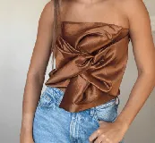 Top strapless color marrón con detalle de nudo en el frente.