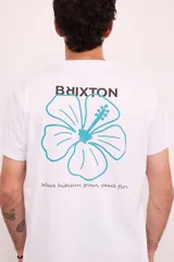 Camiseta blanca de manga corta con estampado en la espalda de una flor de hibisco azul y la frase "Where hibiscus grows, peace flow".