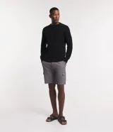 Suéter negro de algodón con cuello redondo y textura de punto.