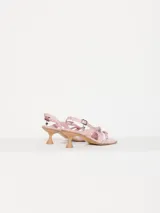 Sandalia dorada de cuero vacuno flor con taco medio y tiras finas con hebillas.