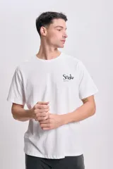 Remera blanca de manga corta con estampa en la espalda que incluye el texto "Snake Club" y la ilustración de una cobra.