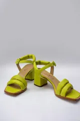 Sandalias de cuero negro con tiras puffy y taco bloque de 6 cm.