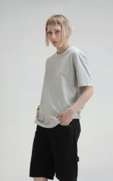 Remera gris de manga corta, cuello redondo y calce regular con recorte en espalda, realizada en algodón premium muy suave al tacto.