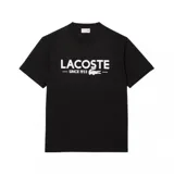 Remera negra de cuello redondo y manga corta, con estampa frontal del logo de Lacoste en color blanco.