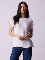 Sweater tejido color blanco, marca Cable & Gauge, con cuello a la base y apliques de botones en la espalda.