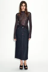 Falda midi de tiro alto confeccionada en denim oscuro, con cinco bolsillos estilo jean, cierre frontal con cremallera y botón, y abertura en la espalda. Presenta pespuntes en color rojo contrastante.