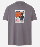 Remera gris de algodón, corte recto, con cuello redondo y mangas cortas. Estampa frontal con diseño de afiche de club de jazz.