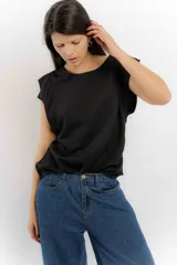 Remera blanca de lino y tencel, con mangas cortas abullonadas.