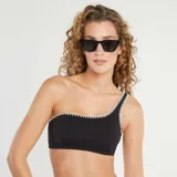 Top de bikini asimétrico negro con detalle de puntada festón en blanco.