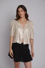 Blusa corta de lino foil color metalizado, con mangas acampanadas y escote delicado.