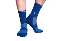 Medias de caña media azules con rayas horizontales en diferentes tonos de azul en la parte inferior y logo de la marca en blanco en la parte superior.