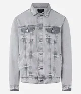 Campera de jean gris con efecto desteñido, corte regular, cuello inglés, manga larga, abotonada y con bolsillos con solapa en el pecho.