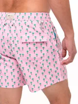 Short de baño celeste con estampado de ballenas en azul y gris. Tiene cintura elástica con cordón ajustable y bolsillos laterales.