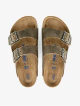 Sandalias Birkenstock Arizona color caqui con efecto desgastado, doble tira ajustable con hebilla metálica y plantilla anatómica de corcho y látex.