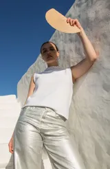 Musculosa azul marino tejida en hilo de algodón con trenza en el escote y espalda baja.