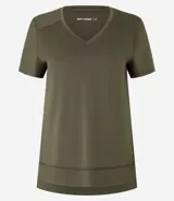 Remera deportiva color verde salvia, de manga corta y escote en V. Confeccionada en microfibra con orificios para facilitar la transpiración.
