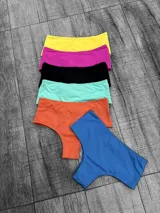 Bikini de tiro alto disponible en varios colores vibrantes, ideal para días de playa.