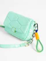 Bandolera verde de cuero sintético, con tapa y cadena, incluyendo un llavero removible.