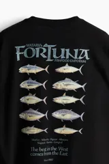 Remera negra de corte holgado con estampado pequeño en el pecho con la palabra 'Fortuna'.