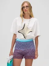 Short tejido a rombos con degradé de azul a bordó, pretina elástica combinada y logo bordado.