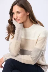 Buzo tejido de manga larga con cuello redondo y diseño de rayas horizontales en tonos blanco, beige y gris.