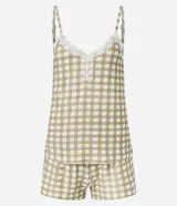 Conjunto de pijama short doll con blusa de tirantes finos ajustables, escote en V, detalle de encaje y botones. Short con cintura elástica. Estampado de cuadros vichy.