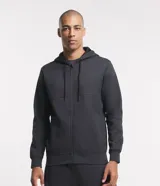 Saco deportivo gris de algodón y poliéster, con capucha ajustable con cordón, cierre frontal con cremallera, mangas largas con puños ajustados y bolsillos laterales.