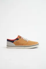 Championes acordonados color camel, con detalles en azul marino y rojo.