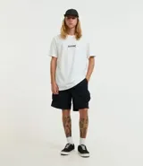 Bermuda cargo para hombre, color negro, confeccionada en tejido tecnológico de poliamida. Presenta cintura elástica con cordón ajustable y bolsillos laterales funcionales.