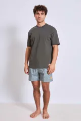 Short de baño celeste con estampado de gaviotas en negro y etiqueta con logo en la pierna.