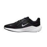 Championes de running Nike Quest 5, color negro con detalles en blanco y gris.