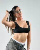 Top deportivo negro con escote redondo y breteles anchos.