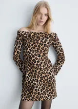 Vestido corto con estampado animal print, escote barco y mangas largas.