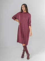 Vestido tipo polera de tejido liviano y elastizado, color vino tinto jaspeado, con cuello tortuga y mangas largas. Presenta un calce oversized.