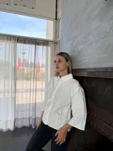 Camisa blanca de mangas 3/4 con detalle de calado en ruedo y mangas.