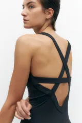 Mono deportivo negro de lycra, con breteles anchos y escote en V.