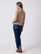 Buzo blanco de la marca Ninety Clothing, con cuello alto y manga larga, confeccionado en tejidos combinados.