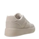 Zapatillas deportivas color beige con cordones y suela chata.