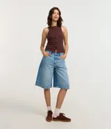 Musculosa negra de algodón con textura acanalada y botones frontales.