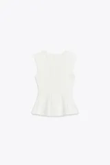 Top blanco de tejido de punto elástico, con cuello redondo, sin mangas y peplum en el bajo.