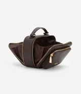 Bolso bandolera negro con correa de mano fija y asa larga ajustable desmontable. Cuenta con bolsillo delantero y cierre por cremallera.